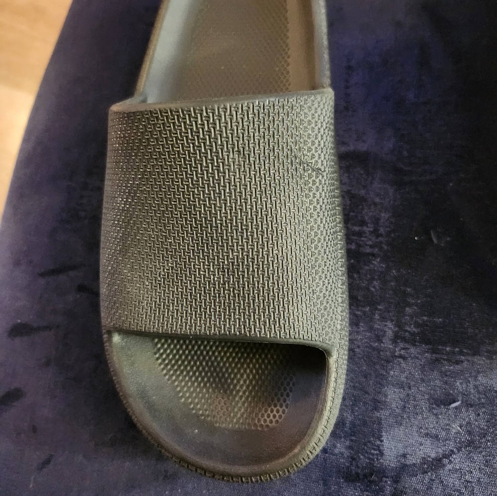 Victoria's Secret PINK Pillow Slides in Black in size S 6-7.